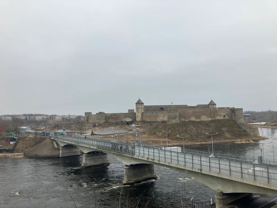 Most i reka koji razdvajaju Narvu i Ivangorod