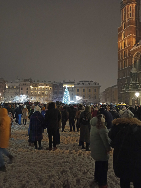 Tłum ludzi pojawił się już na rynku. Powodem było zapalenie choinki