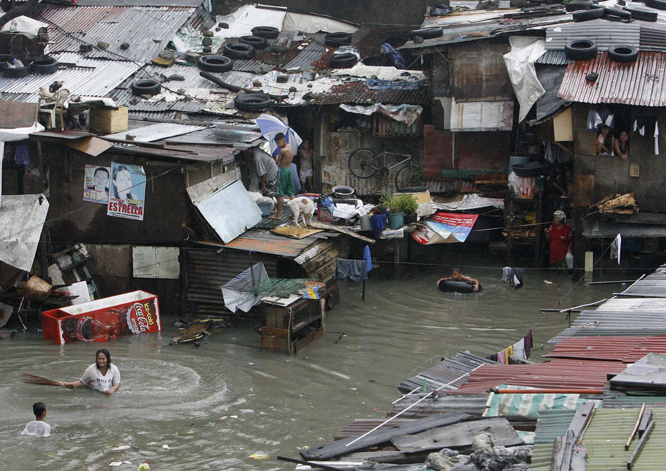 Jeden z domów na Filipinach po przejściu tajfunu, fot. Reuters