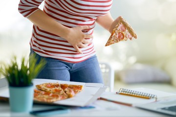 Gyomorégés enyhítése otthon: ezeket a házi praktikákat próbálja ki!