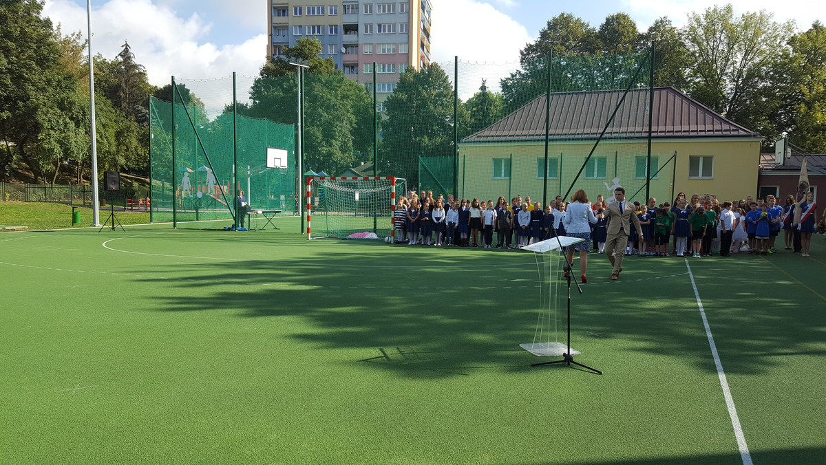 Ponad 700 tys. zł kosztowała budowa kompleksu sportowego przy podstawówce na Kalinowszczyźnie. Stare boisko nie było remontowane od momentu powstania szkoły, czyli od 1957 roku. Inwestycja powstała dzięki mieszkańcom, którzy zagłosowali na projekt w ramach Budżetu Obywatelskiego.