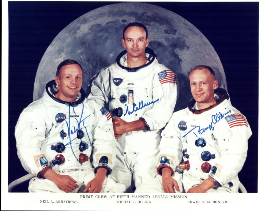 Oficjalne zdjęcie załogi Apollo 11 z autografami. Od lewej: Neil A. Armstrong, Michael Collins, oraz Edwin E. Aldrin Jr.