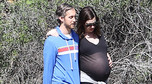 Anne Hathaway i Adam Shulman na spacerze