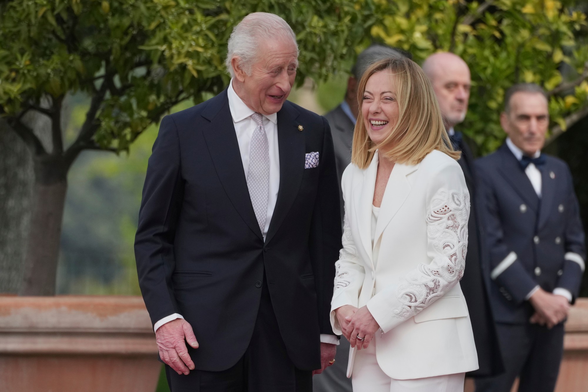Britský kráľ Karol III. a talianska premiérka Giorgia Meloniová.
