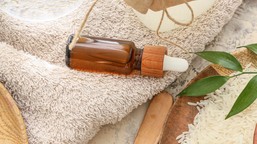 wlej dwie łyżki i postaw na szafce w łazience. piękny zapach rozniesie się po całym pomieszczeniu domowy sposób na zapach w łazience