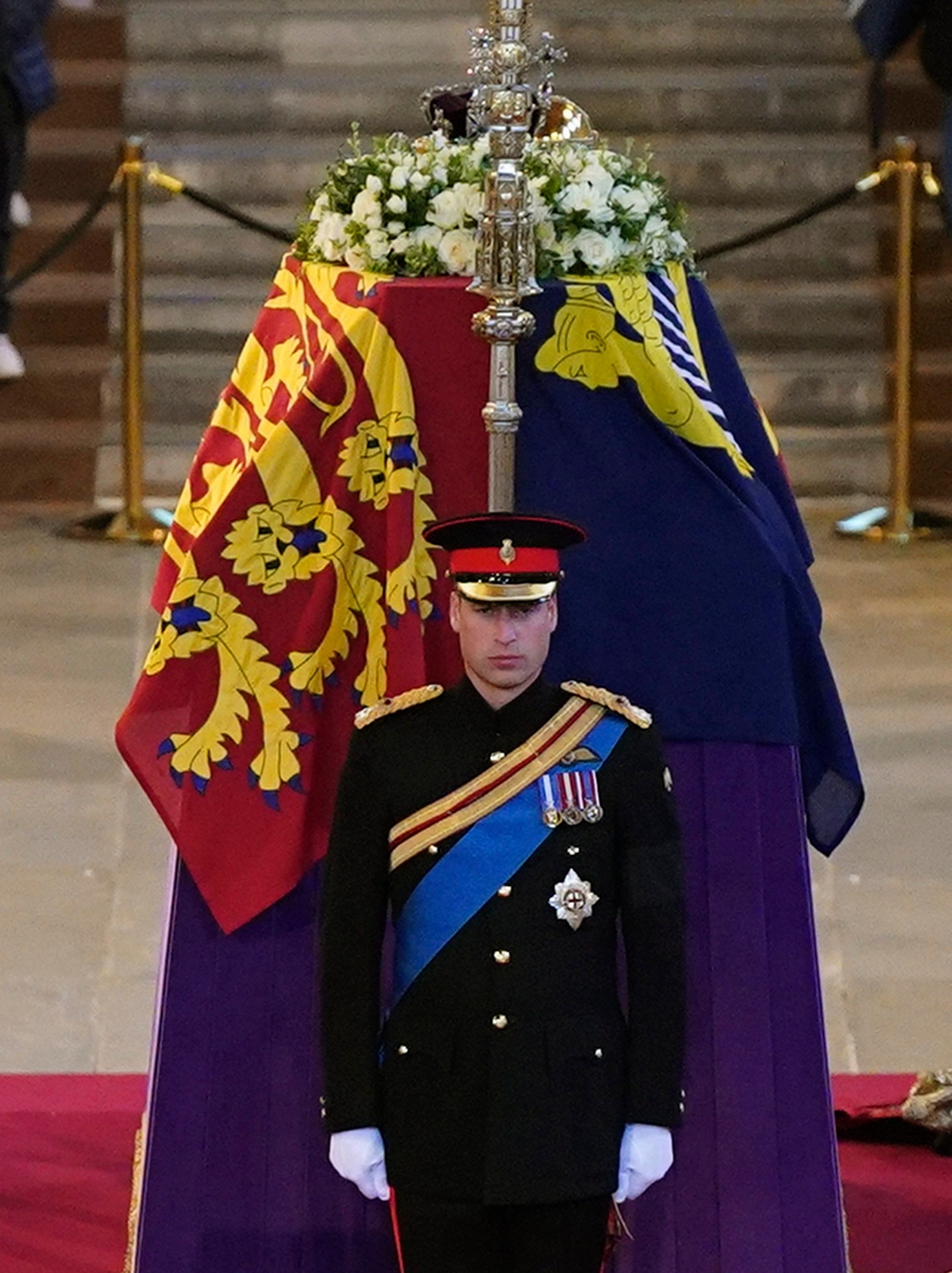 Osem vnúčat britskej kráľovnej Alžbety II. držalo 17. septembra stráž pri rakve zosnulej panovníčky.