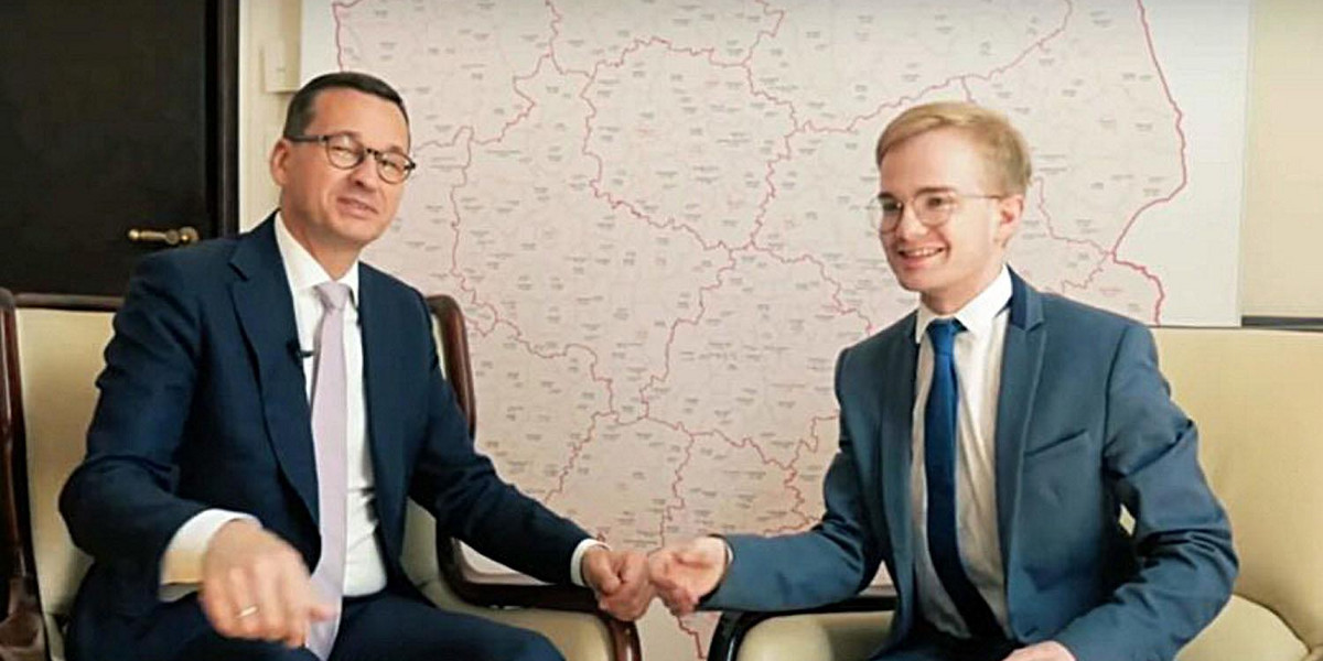Na zdjęciu od lewej: premier Mateusz Morawiecki (51 l.) i nowy wiceminister  Piotr Patkowski (29 l.), który odpowiada m. in. za dyscyplinę finansów publicznych