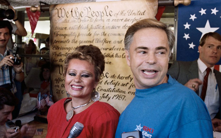 Jim i Tammy Faye na tle repliki amerykańskiej konstytucji, 1987 r.