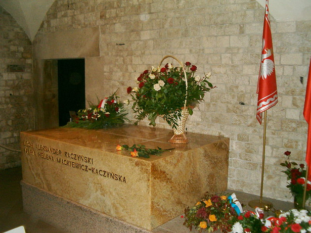 Prezydent Komorowski złożył kwiaty na grobie Lecha Kaczyńskiego