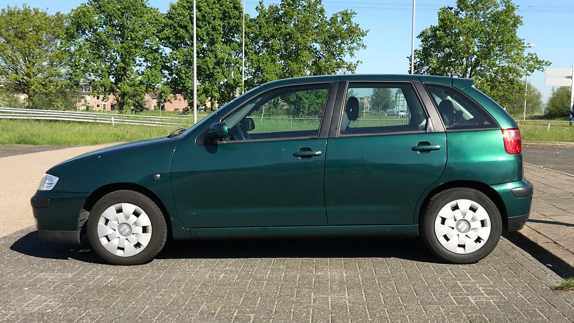 Nepoistené auto na parkovisku čaká na vyradenie z evidencie. Od augusta 2026 LEX PZP automaticky zmaže státisíce takýchto vozidiel. 