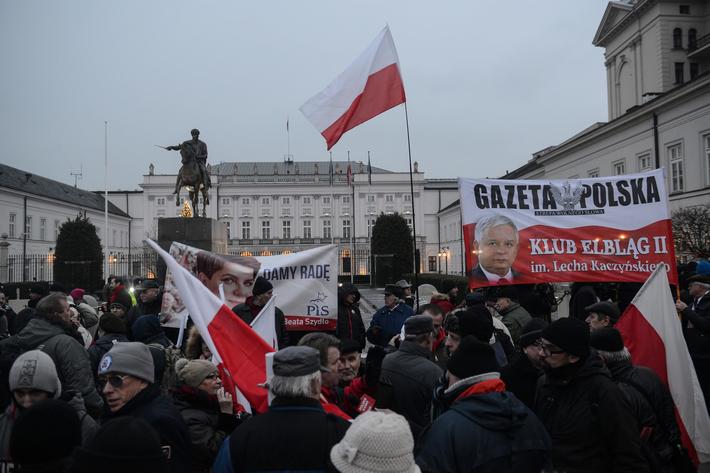 manifestacja Klubów Gazety Polskiej przed Pałacem Prezydenckim