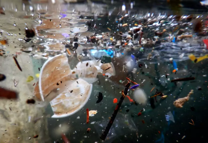 Każdego roku 80 mln to plastiku trafia do mórz i oceanów
