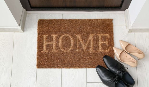 Izuvanje obuće pre ulaska u kući je neophodno