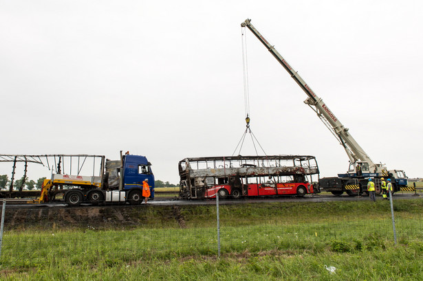 Prace przy usuwaniu pojazdów biorących udział w karambolu na autostradzie A4 w pobliżu węzła Brzeg