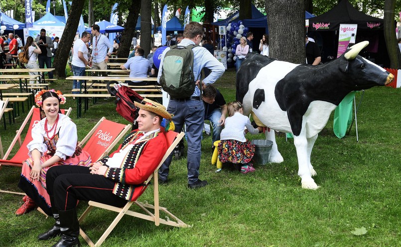 Tuż po godz. 10 bramy Kancelarii Prezesa Rady Ministrów zostały otwarte przez dyrektor generalną KPRM Magdalenę Tarczewską-Szymańską oraz ministra energii Krzysztofa Tchórzewskiego i tłumy rodziców z dziećmi weszły na teren ogrodów. Pierwsi odwiedzający otrzymali od organizatorów biało-czerwone balony.