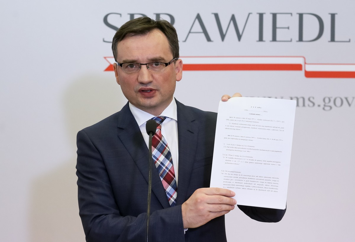 - Przepis karny ma być jedynie jednym z elementów reformy. Drugim niezbędnym jest zmiana ustawy o kredycie konsumenckim i innych ustaw branżowych, do których należy wprowadzić takie