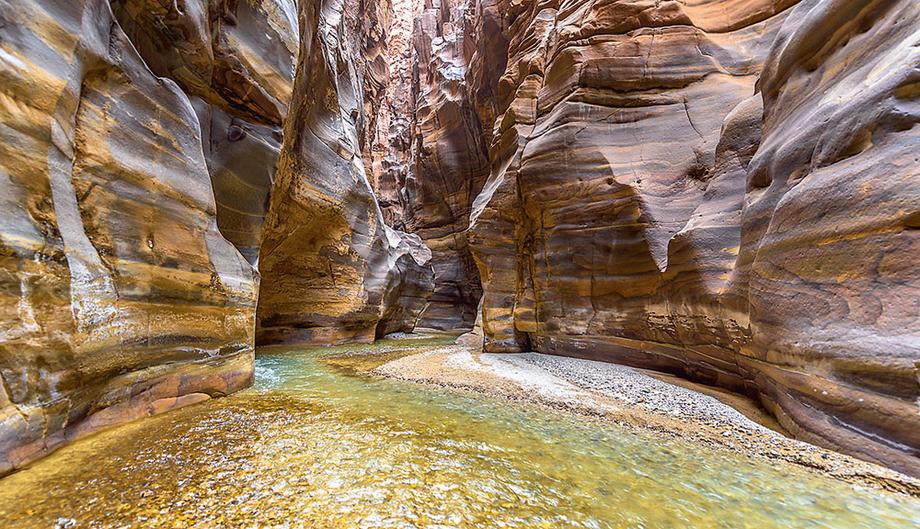 Wadi Mujib - malowniczy kanion, którym płynie wartki, ale dość płytki strumień wpadający do Morza Martwego.