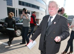 Wałęsa śpiewa stoczniowcom i premierowi