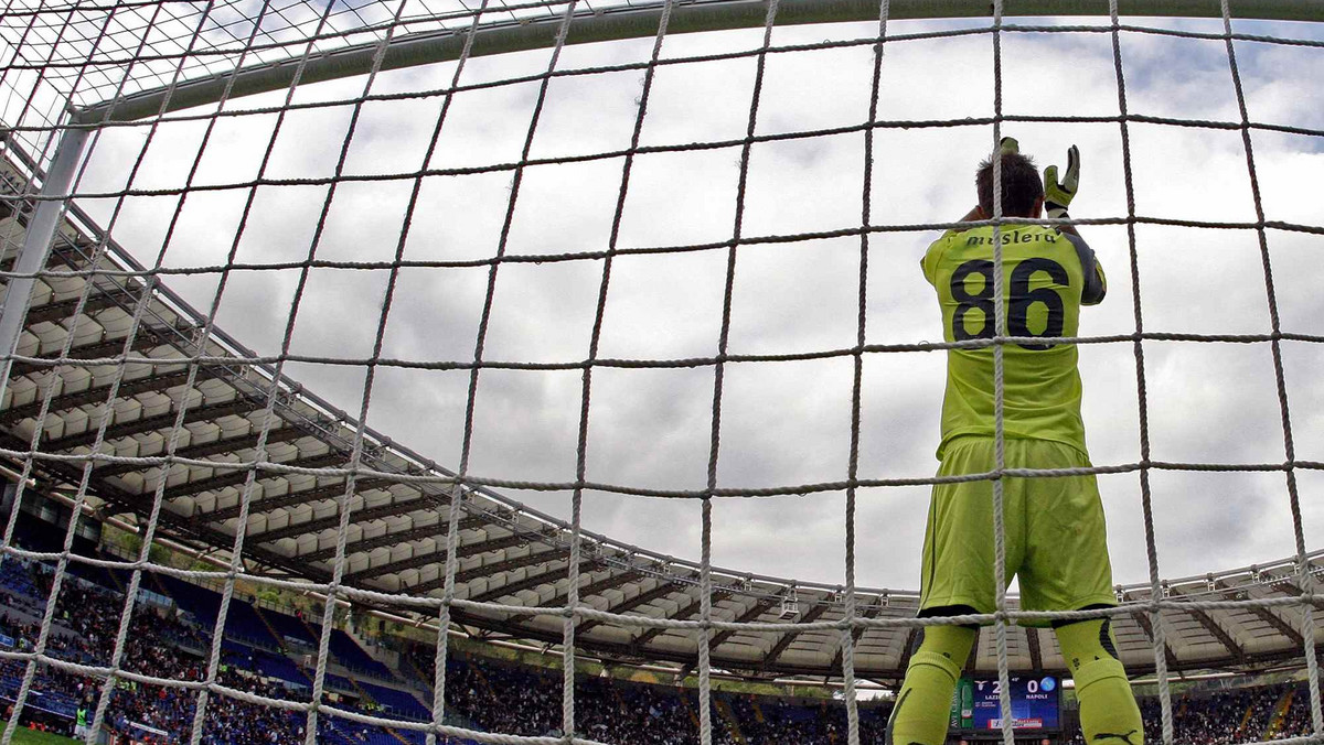 W 70. minucie derbów Rzymu Fernando Muslera przepuścił pod ręką piłkę po strzale Francesco Tottiego. Spory wpływ na zachowanie urugwajskiego golkipera mógł mieć fakt, że został oślepiony laserami przez kibiców Romy.