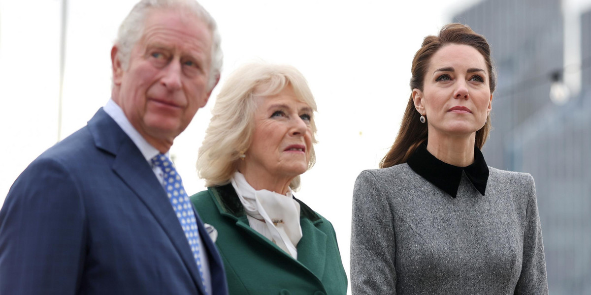 Król Karol wspiera Kate w chorobie, podczas gdy władzę przejęła Camilla.