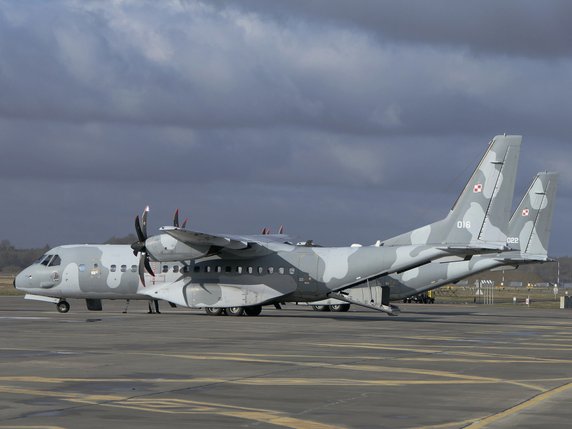 Polska  początkowo zamówiła osiem samolotów w 2001 roku, a dostawy rozpoczęły się dwa lata później. Wkrótce nas kraj zamówił kolejne C-295M, po dwa w latach 2006 i 2007. W czerwcu 2012 roku zamówiono jeszcze pięć samolotów, wszystkie zostały dostarczone do końca 2013 roku. Polskie C-295M stacjonują w 8. Bazie Lotnictwa Transportowego w Krakowie. 