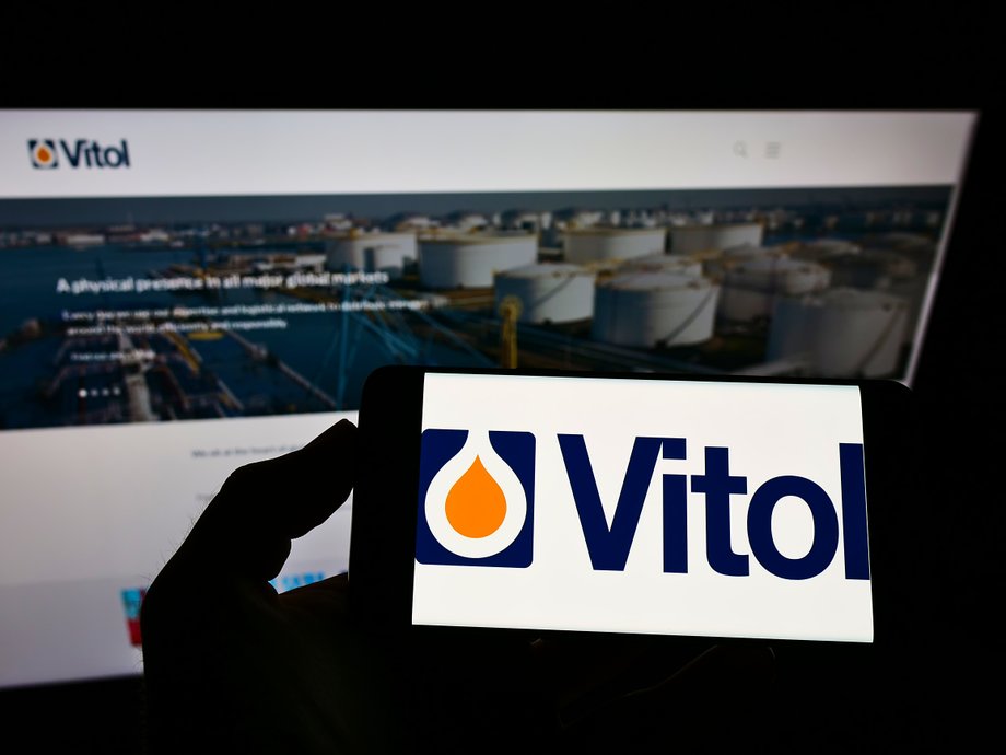 Firma Vitol zapowiedziała, że do końca roku odstąpi od handlu ropą naftową z Rosją