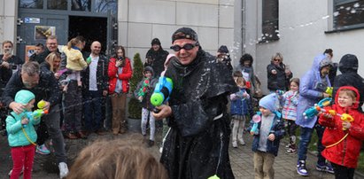 Śmigus-dyngus przed kościołem Franciszkanów w Łodzi. Wielka bitwa wodna