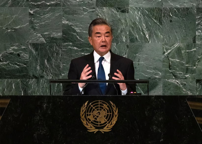Były minister spraw zagranicznych Chin Wang Yi przemawiający na 77. sesji Zgromadzenia Ogólnego ONZ