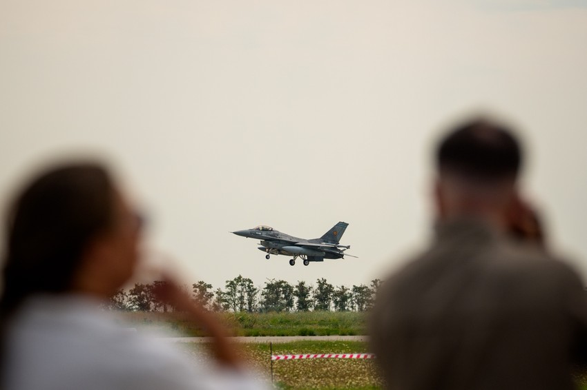 Rumunski lovac F-16 leti tokom vežbe vazdušne policije na vazduhoplovnoj bazi Borča 86, usred povećane bezbednosne zabrinutosti zbog prekograničnih upada dronova povezanih sa ruskim ratom u Ukrajini, u Borči, Rumunija, petak, 7. avgusta 2026.