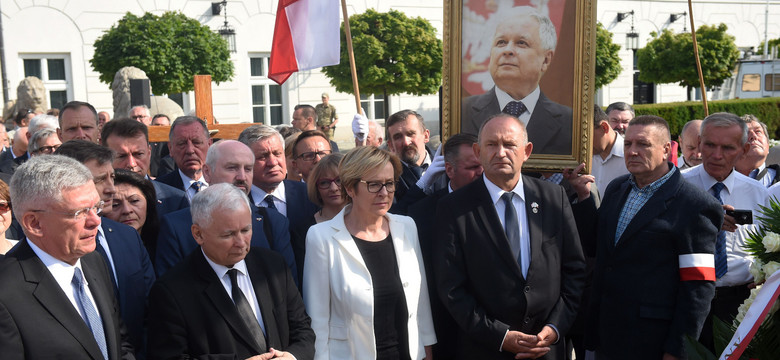 87. miesięcznica smoleńska. Barierki przed Pałacem Prezydenckim, Kaczyński i politycy PiS złożyli kwiaty