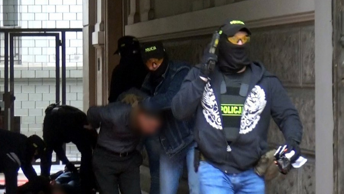 Trzech obcokrajowców poszukiwanych tzw. czerwoną notą Interpolu zatrzymali w Warszawie policjanci z CBŚP. Mężczyźni są zamieszani w obrót narkotykami na dużą skalę, mieli m.in. próbować kupić 50 kg kokainy. W akcji udział brały także amerykańskie służby specjalne, FBI i DEA.