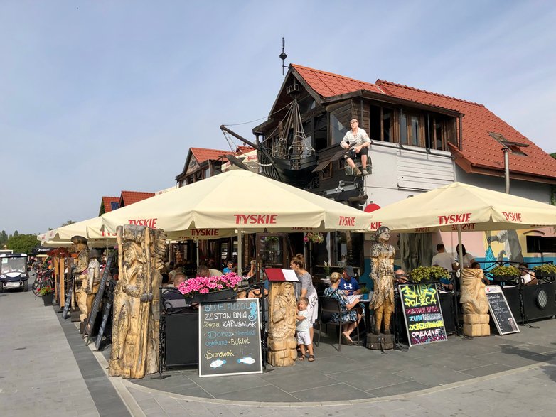 W sezonie na Helu mamy duży wybór barów i restauracji