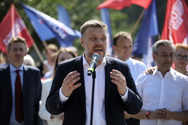 Kraków, 26.06.2020. Wybory prezydenckie 2020. Współzałożyciel i członek Zarządu Krajowego partii Razem Adrian Zandberg podczas wiecu wyborczego Roberta Biedronia na placu Wielkiej Armii Napoleona przed Wawelem w Krakowie, 26 bm. (mr) PAP/Łukasz Gągulski