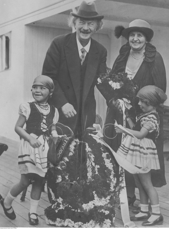 Ignacy Jan Paderewski z żoną Heleną. Na pierwszym planie widoczne dziewczynki w strojach ludowych trzymające wiązankę z kwiatów