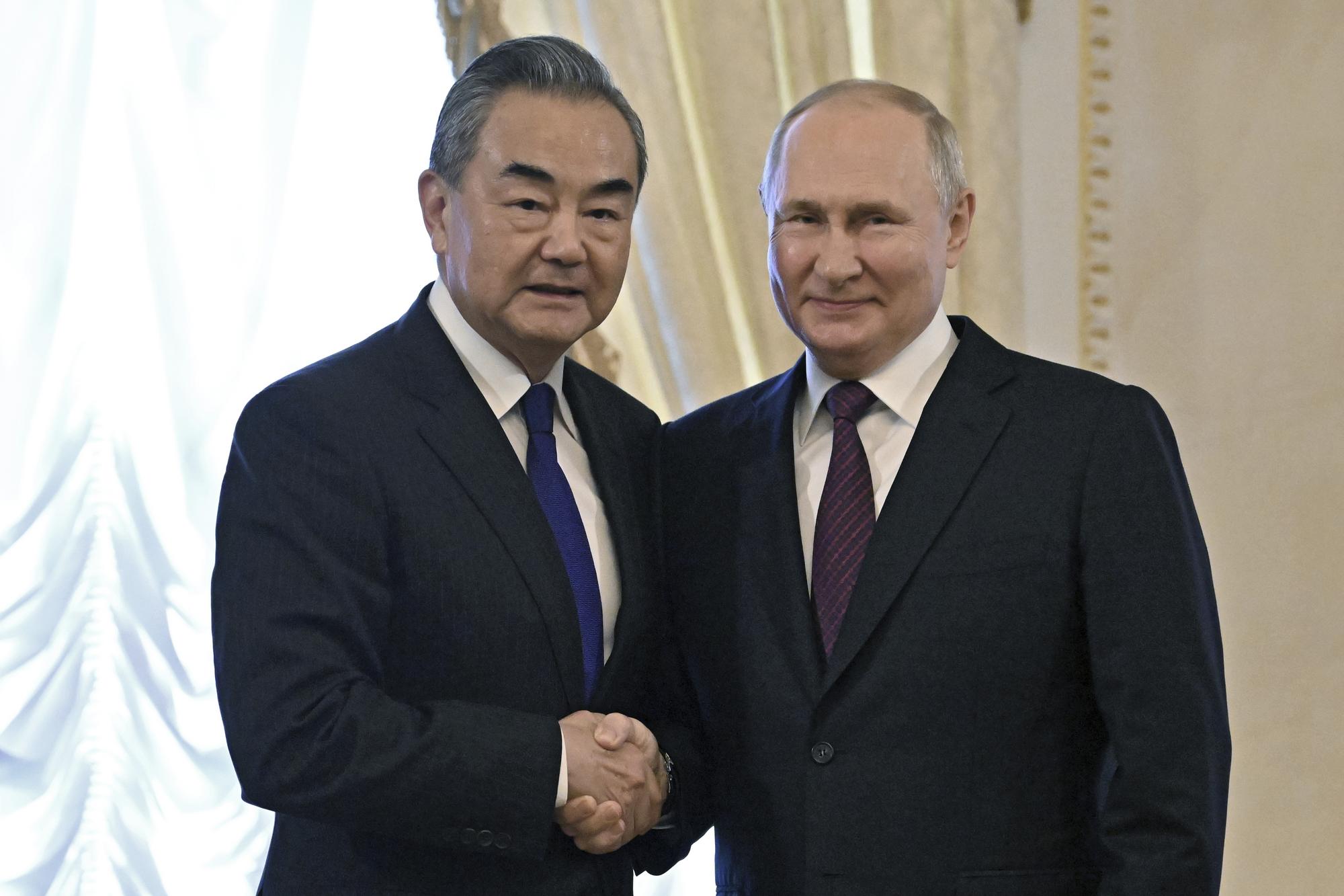 Vladimir Putin a čínsky minister zahraničných vecí Wang I.