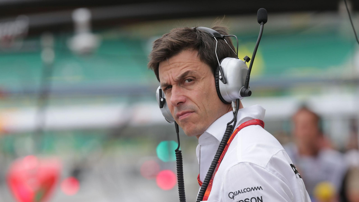 Szef Mercedesa Toto Wolff nieco zmienił ton wypowiedzi. Niedawno mówił, że zatrudnienie takich kierowców, jak Fernando Alonso, Sebastian Vettel czy Valtteri Bottas najmniej mu odpowiada, bo oni mają ważne kontrakty z innymi zespołami. - Musimy brać pod uwagę Alosno - przyznał jednak Wolff w kolejnym wywiadzie.