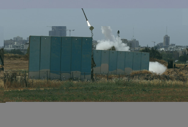 Pocisk, wystrzelony z baterii Żelaznej Kopuły w południowym Izraelu w pobliżu granicy ze Strefą Gazy