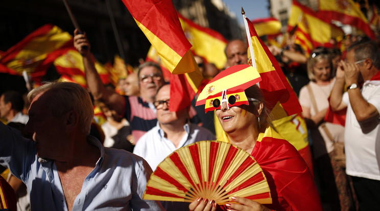Spanyolország egységéért tüntetők tömege töltötte meg Barcelona utcáit vasárnap /Fotó: MTI