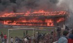 Ogromna tragedia. Niedopałek spowodował pożar stadionu. Zginęło 56 kibiców! [WIDEO]