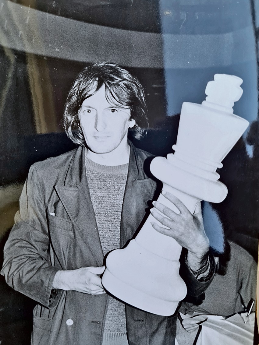 Vladimir Jovićević Jov sa šahovskom figurom 1988. na prvom Pesničkom turniru u šahu na Brankovom kolu