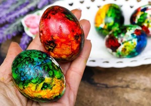 Farbanje jaja folijom