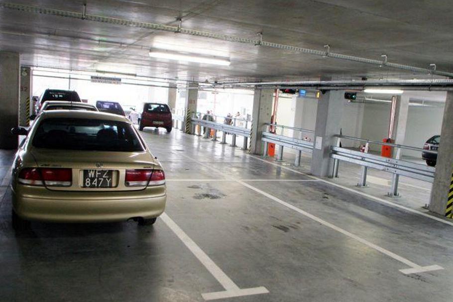 samochód_garaż_parking