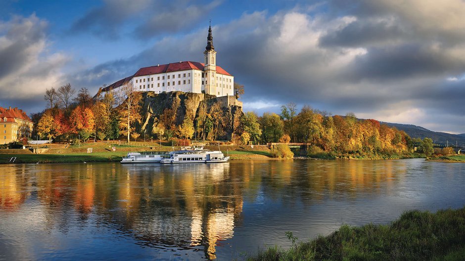 Zamek Děčín od strony Łaby fot. zamekdecin.cz