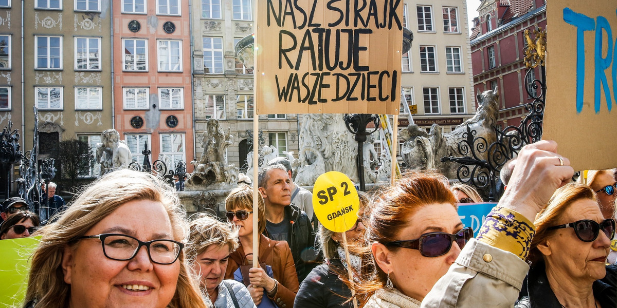 Od soboty 27 kwietnia Związek Nauczycielstwa Polskiego zawiesza ogólnopolski strajk, ale go nie kończy.