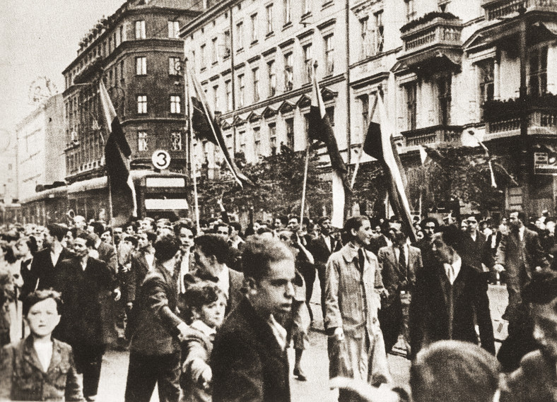 Manifestacja w Warszawie po wypowiedzeniu wojny III Rzeszy przez Wielką Brytanię i Francję 3 września 1939 r.