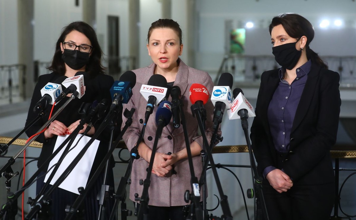 Posłanki KO Marzena Okła-Drewnowicz , Kamila Gasiuk-Pihowicz i Monika Rosa