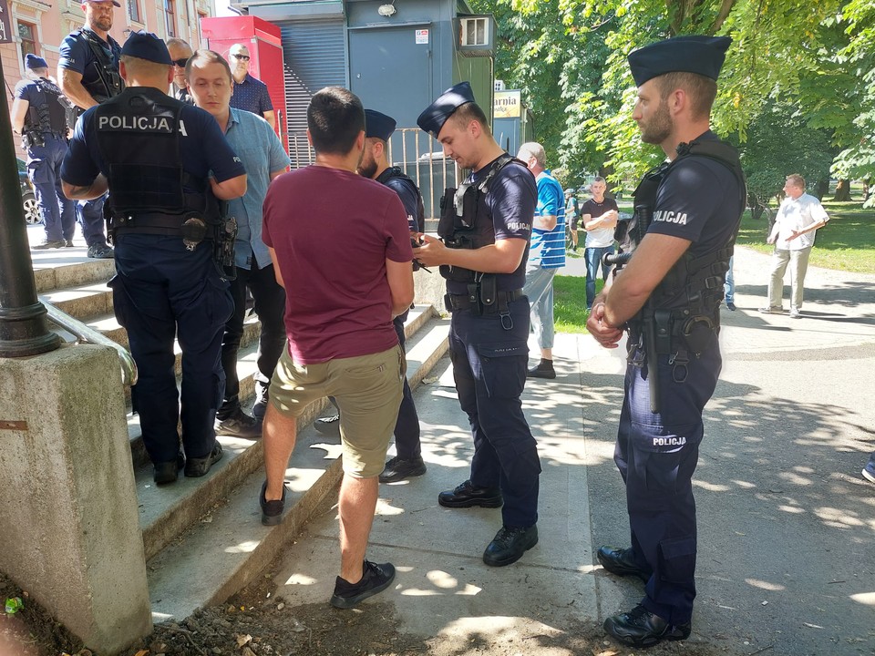 Policja wylegitymowała protestujących przeciwko odsłonięciu pomnika Lecha Kaczyńskiego