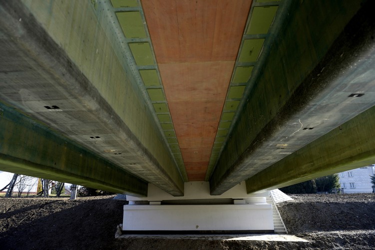 Ponadto kompozyty są dużo lżejsze oraz nie mniej wytrzymałe od betonu i stali. Te cechy sprawiają, że produkcja prefabrykowanych dużych elementów konstrukcyjnych będzie dużo łatwiejsza.