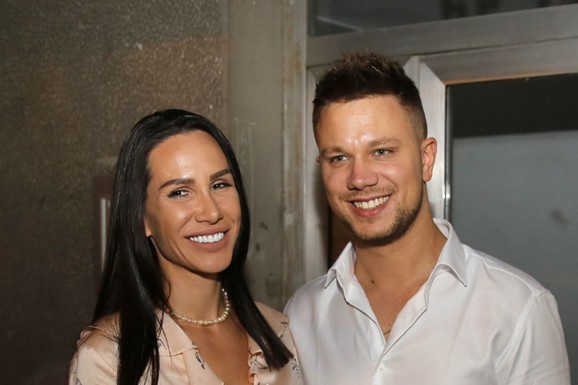 ZALJUBLJENI DO UŠIJU! Nikolija i Relja pokazali kako zajedno treniraju: Pevačica objavila nežan trenutak sa partnerom, fanovi oduševljeni