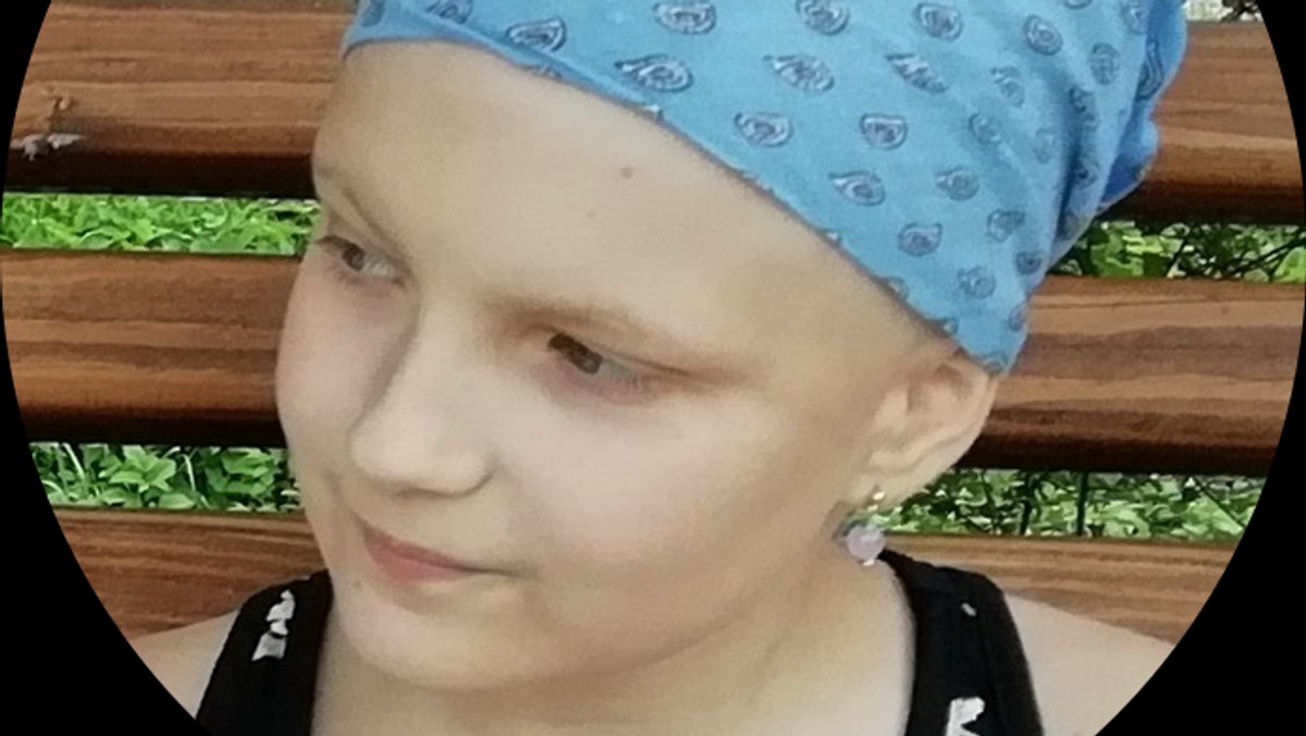 Michalina ma 12 lat. Rok temu zdiagnozowano u niej osteosarcoma - mięsak prawej kości udowej. Dziewczynka wytrwale przeszła kilka serii chemioterapii, a także w końcu i wycięcie części kości udowej oraz kolana, które zastąpiono endoprotezą. Choroba nie daje jednak za wygraną, dziecku potrzebna jest twoja pomoc.